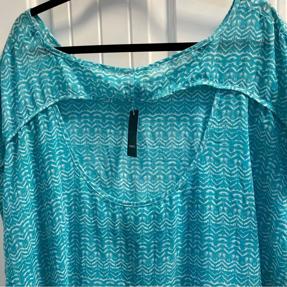 Torrid Size 4 Blue & White High Low Short Sleeve Top with Cut Out Back NWT - Picture 3 of 8